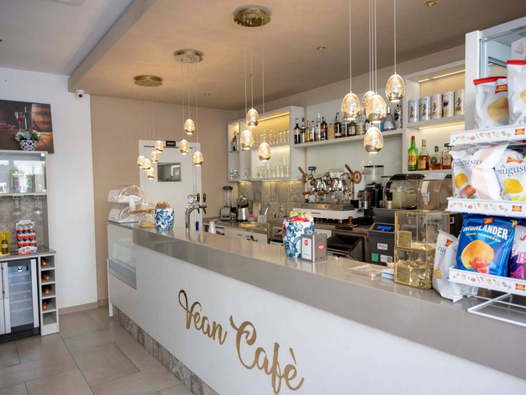 negozio in vendita a Monopoli in zona Centro Storico