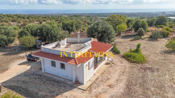 casa indipendente in vendita a Monopoli in zona Petrarolo