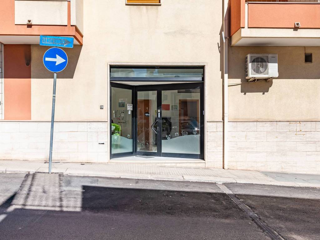 negozio in vendita a Monopoli