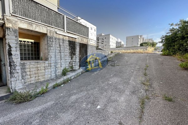 locale di sgombero in vendita a Monopoli