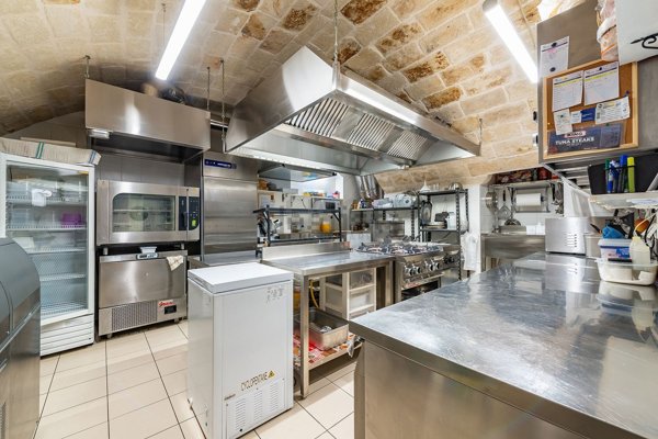 negozio in vendita a Monopoli in zona Centro Storico