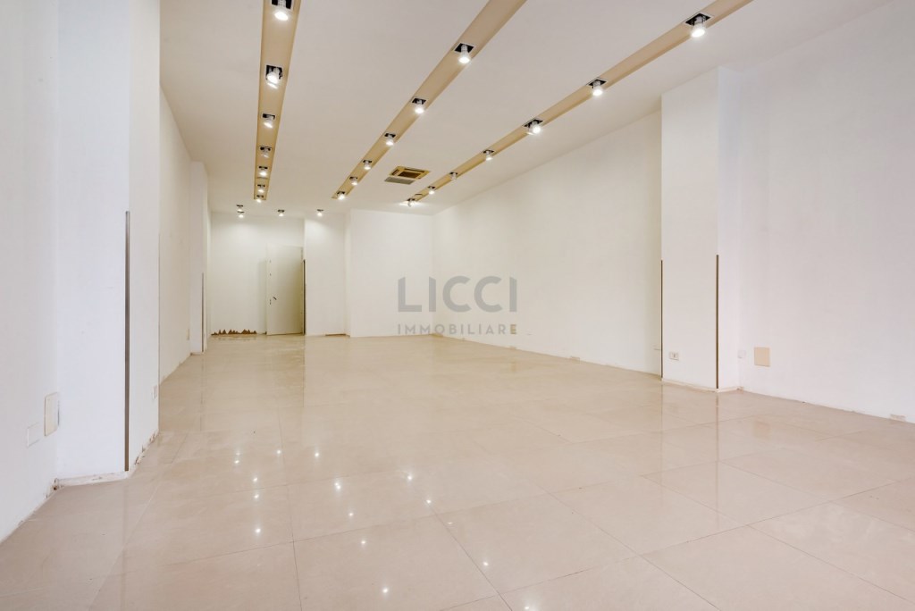 negozio in vendita a Monopoli in zona Centro Storico