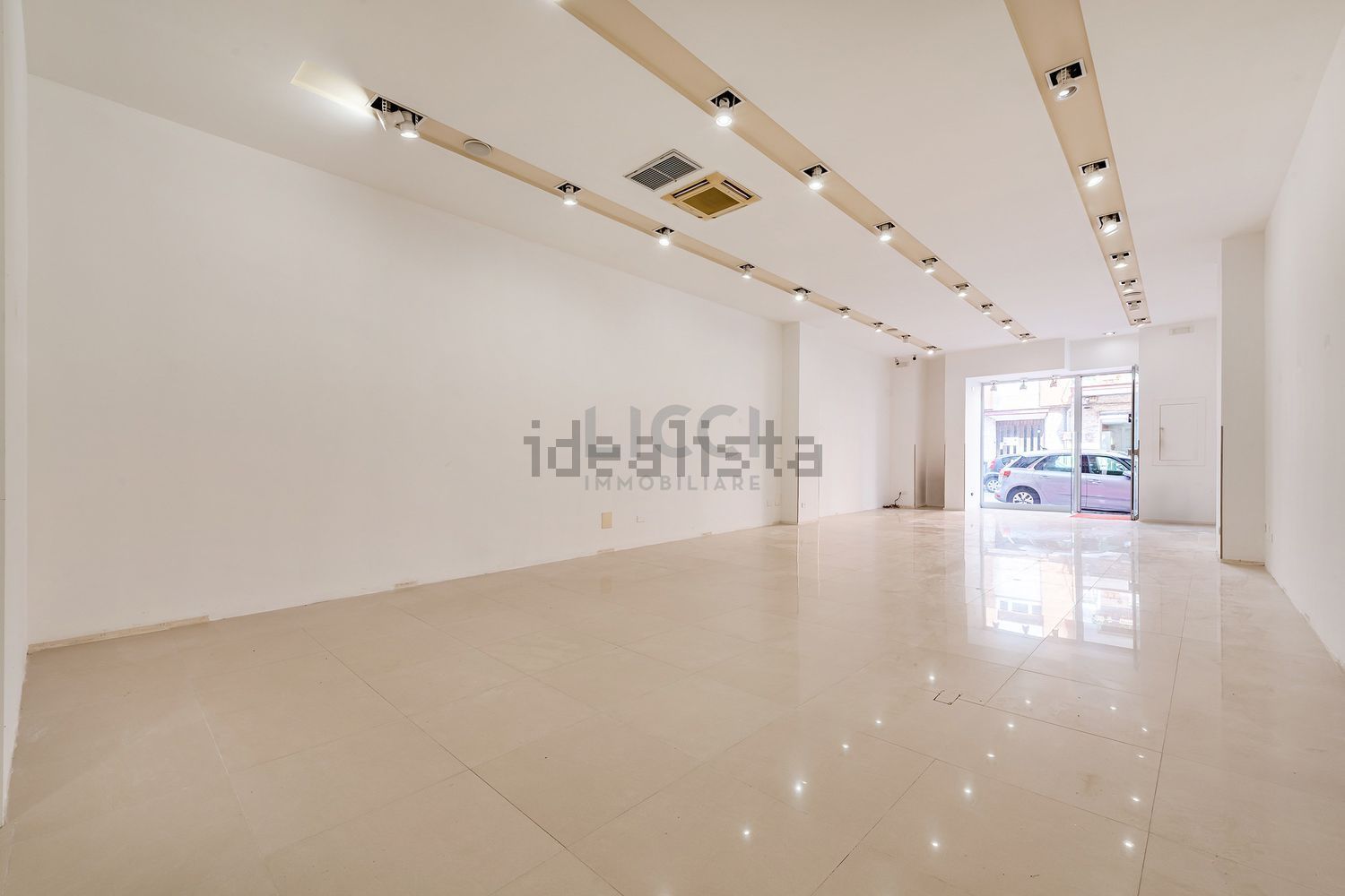 locale commerciale in vendita a Monopoli in zona Centro Storico