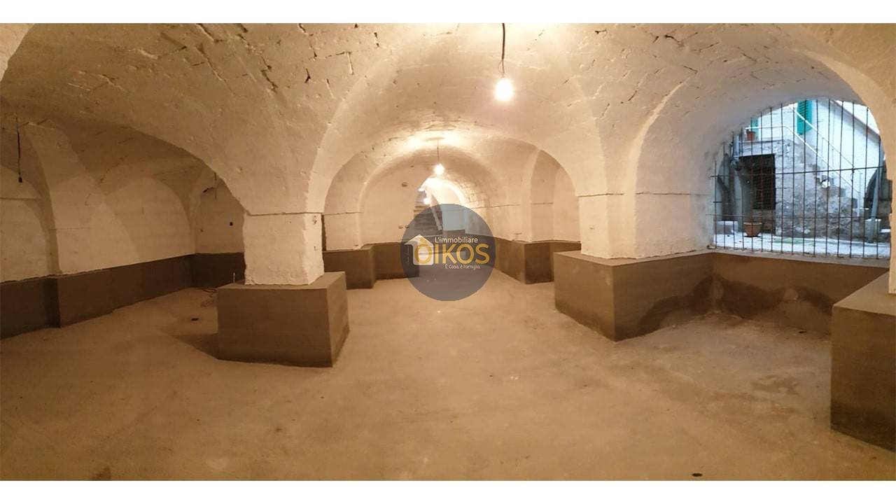 locale commerciale in vendita a Monopoli in zona Centro Storico