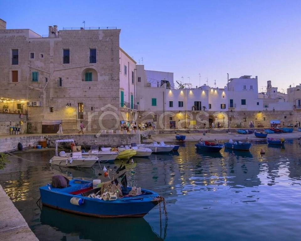 negozio in vendita a Monopoli in zona Centro Storico
