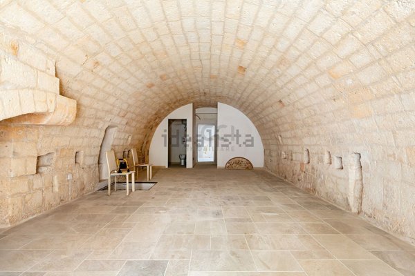 locale commerciale in vendita a Monopoli in zona Centro Storico