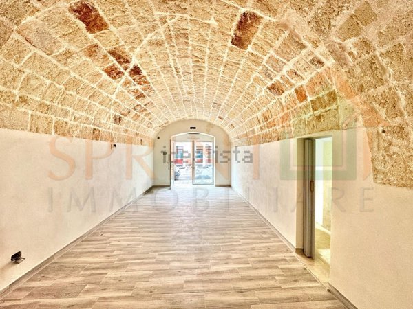 locale commerciale in vendita a Monopoli in zona Centro Storico