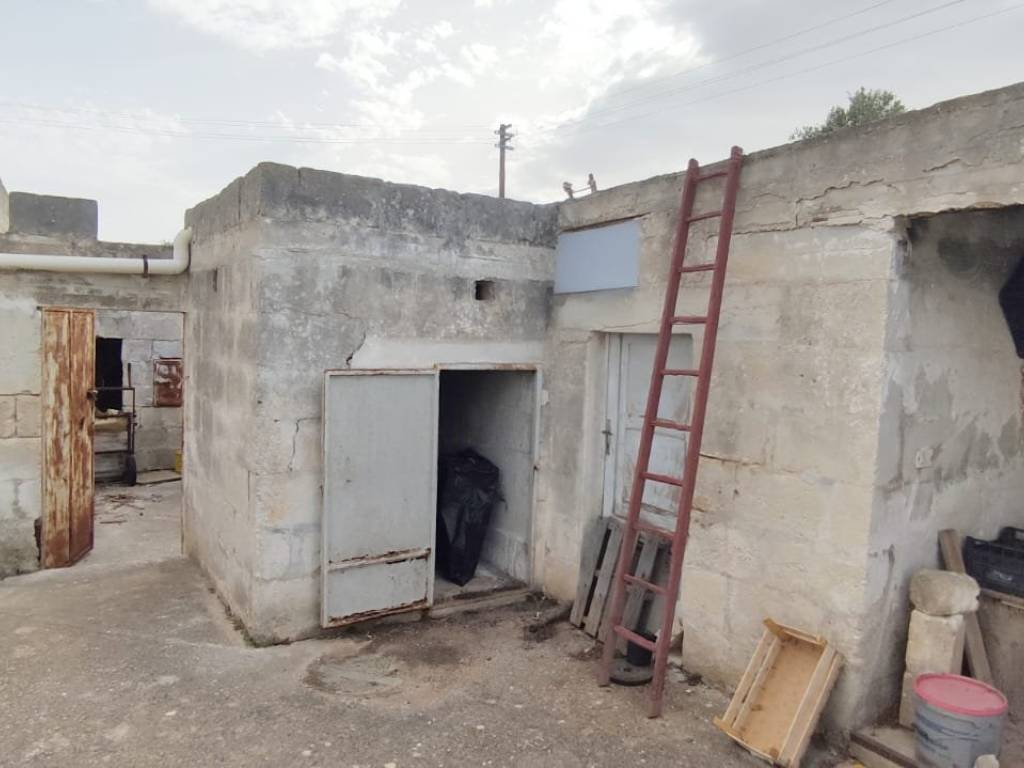 locale commerciale in vendita a Monopoli in zona Cozzana