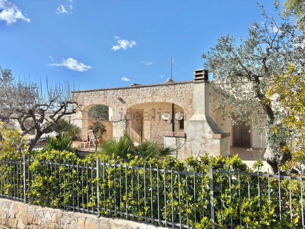 esavano in vendita a Monopoli