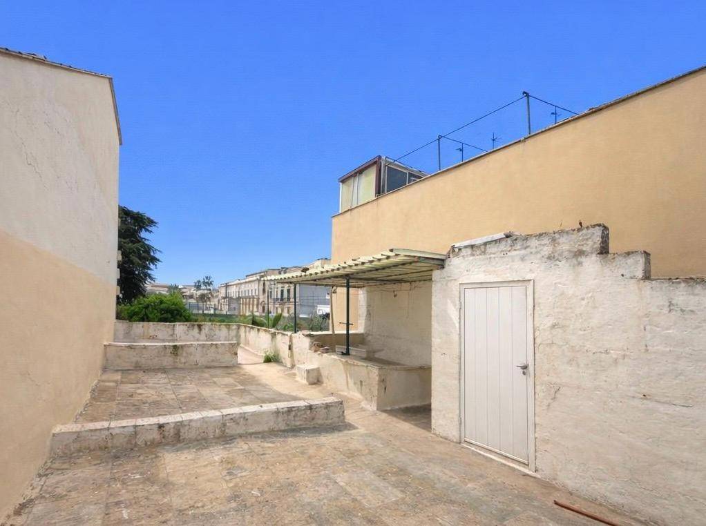casa indipendente in vendita a Monopoli in zona Centro Storico