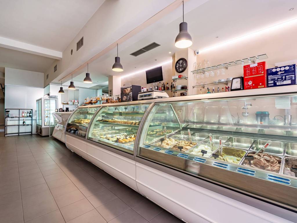 negozio in vendita a Monopoli in zona Centro Storico