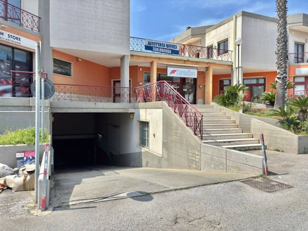 locale di sgombero in vendita a Monopoli