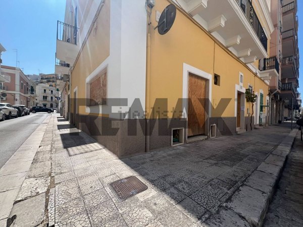 locale commerciale in vendita a Monopoli in zona Centro Storico