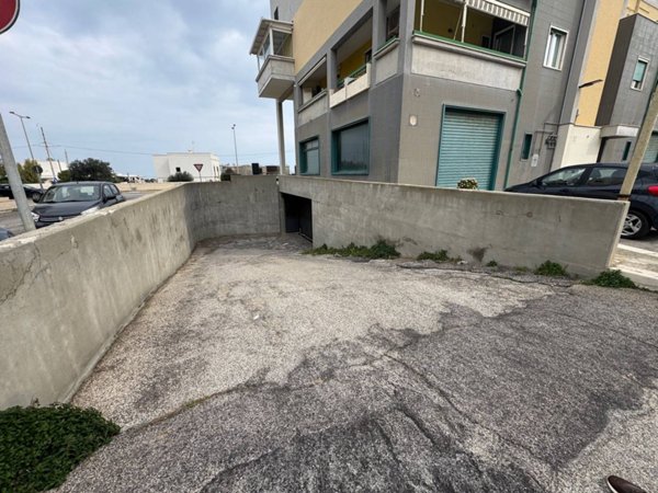box auto in vendita a Monopoli