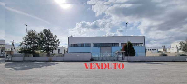 locale commerciale in vendita a Monopoli