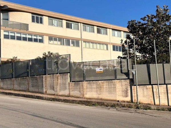 locale commerciale in vendita a Noci