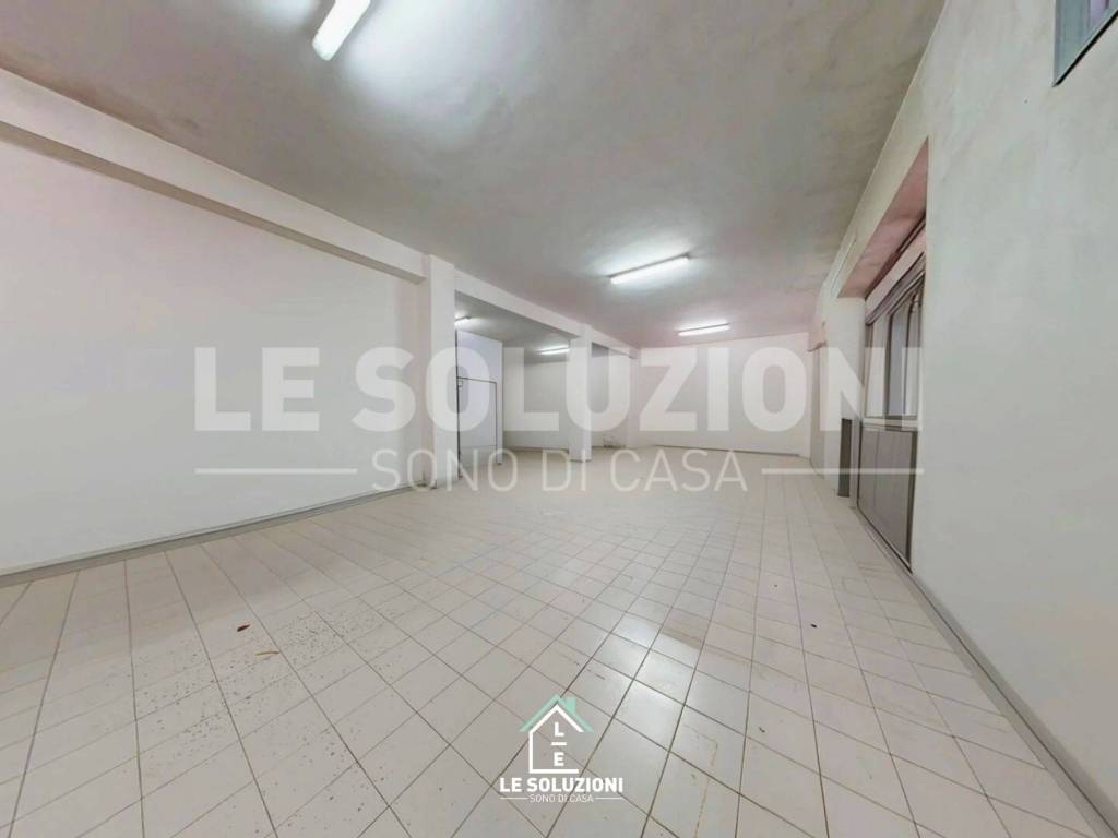 locale commerciale in vendita a Noci