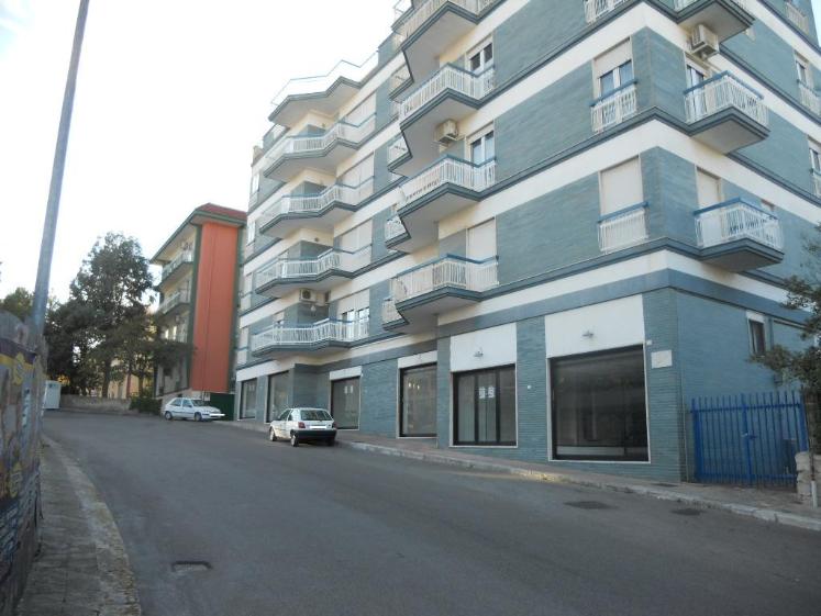 locale commerciale in vendita a Noci