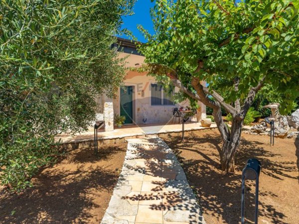 casa indipendente in vendita a Noicattaro in zona Scizzo