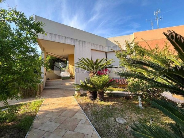 casa indipendente in vendita a Noicattaro in zona Scizzo