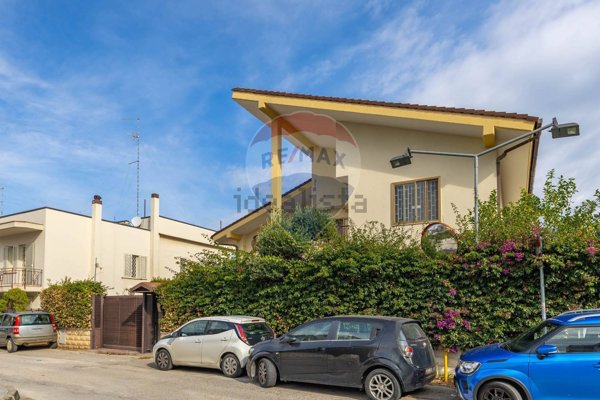 esavano in vendita a Noicattaro in zona Scizzo