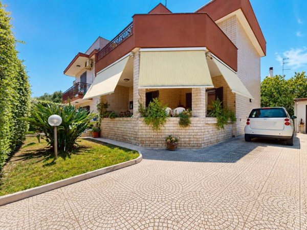 casa indipendente in vendita a Noicattaro in zona Scizzo