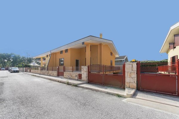 casa indipendente in vendita a Palo del Colle in zona Auricarro