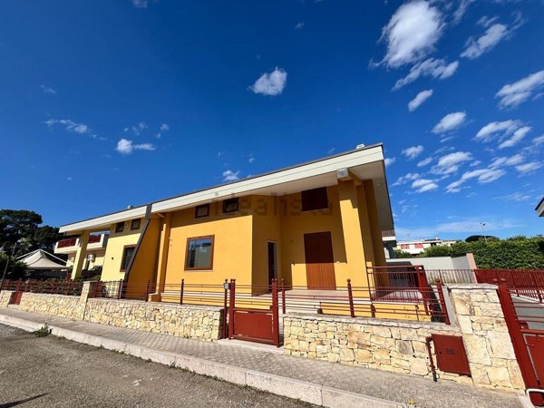 casa indipendente in vendita a Palo del Colle in zona Auricarro