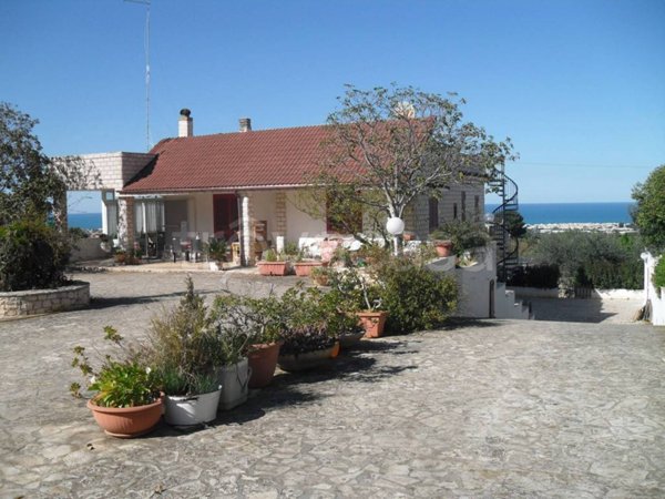 casa indipendente in vendita a Polignano a Mare