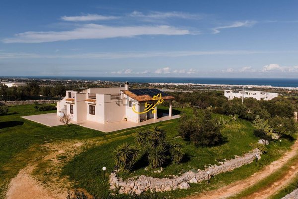casa indipendente in vendita a Polignano a Mare in zona Cavuzzi