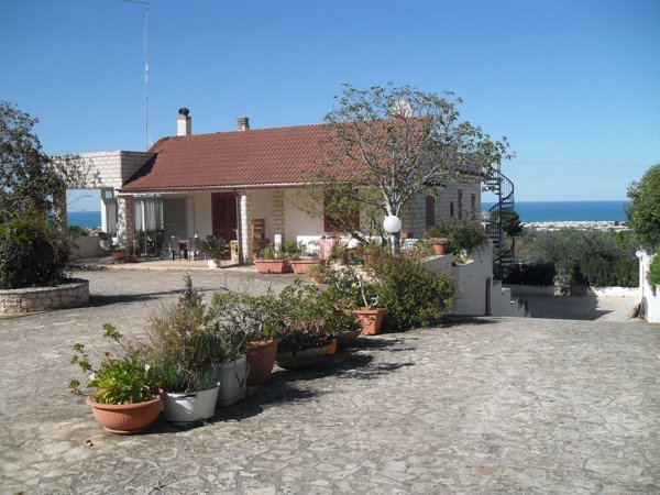 casa indipendente in vendita a Polignano a Mare