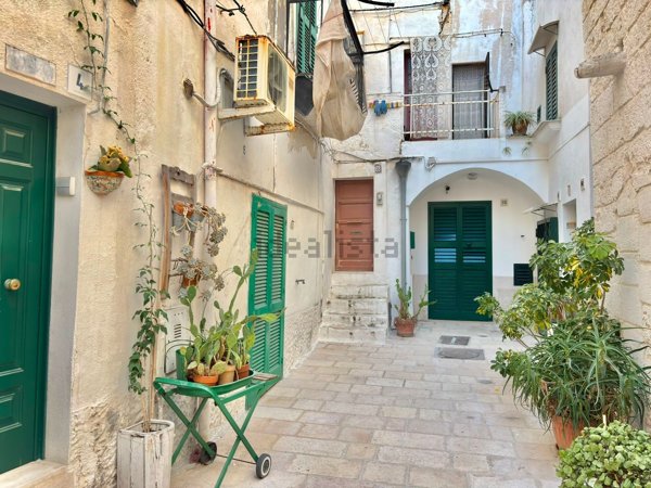 esavano in vendita a Polignano a Mare