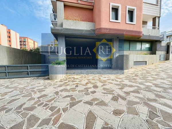 locale commerciale in vendita a Putignano