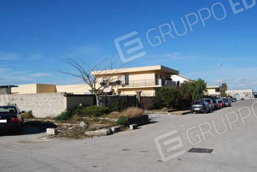 locale commerciale in vendita a Santeramo in Colle