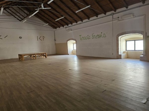 locale commerciale in vendita a Toritto