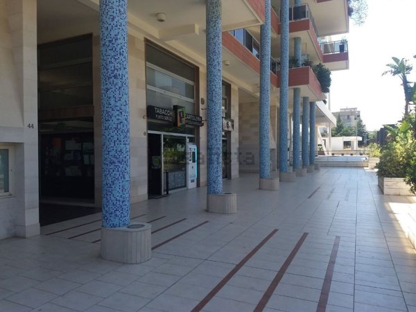 locale commerciale in vendita a Triggiano