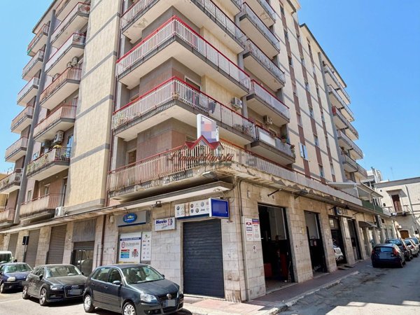 locale commerciale in vendita a Triggiano