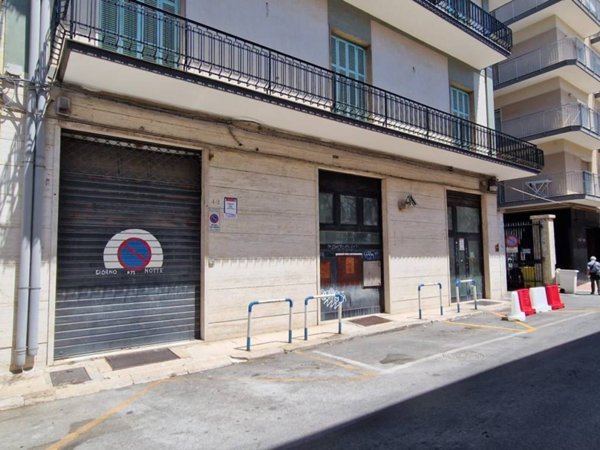 locale commerciale in vendita a Triggiano