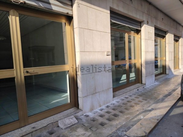 locale commerciale in vendita a Triggiano