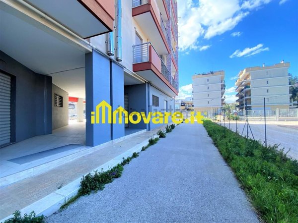 locale commerciale in vendita a Triggiano