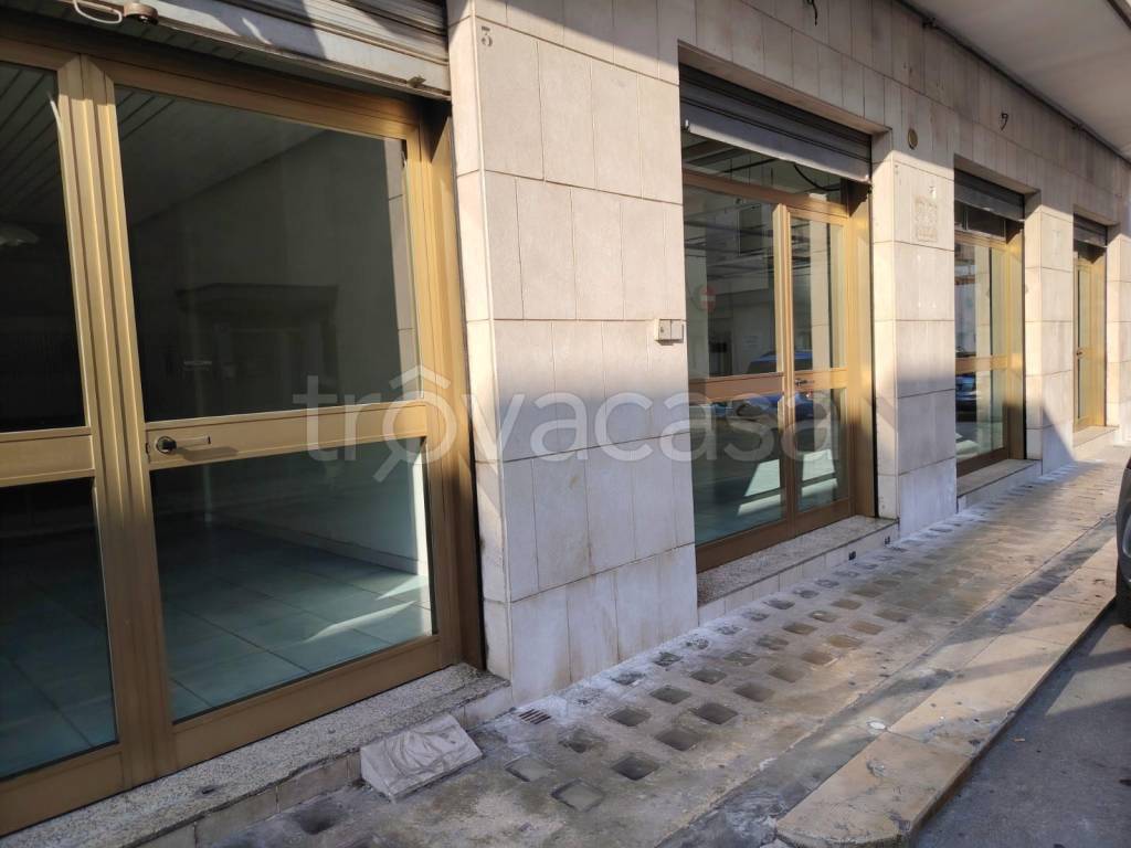 negozio in vendita a Triggiano