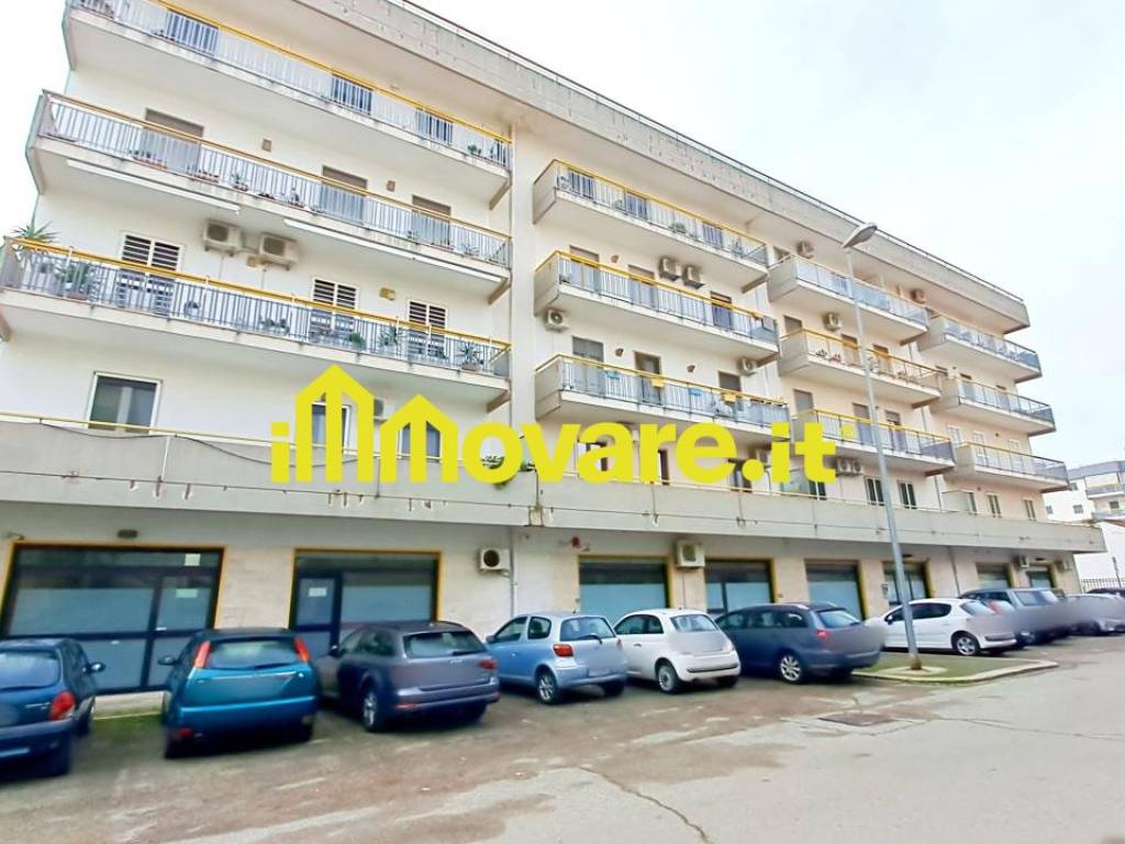 negozio in vendita a Triggiano