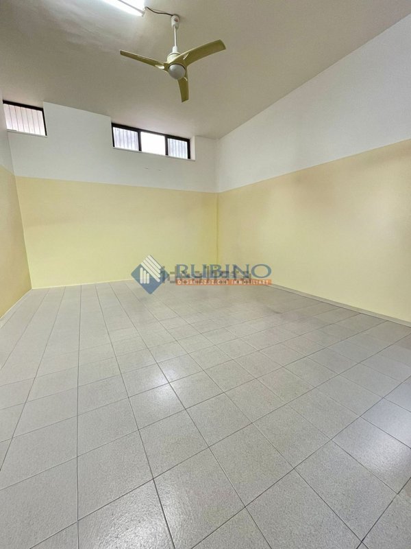 locale commerciale in vendita a Triggiano