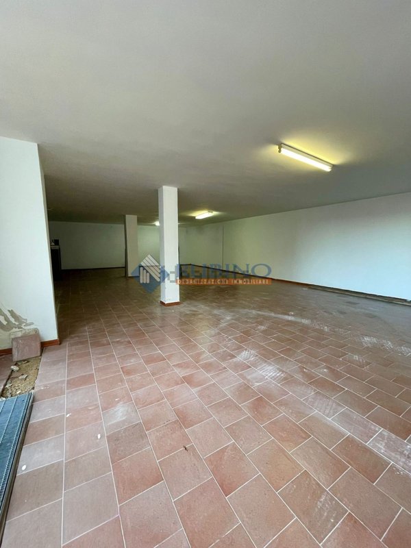 locale commerciale in vendita a Triggiano