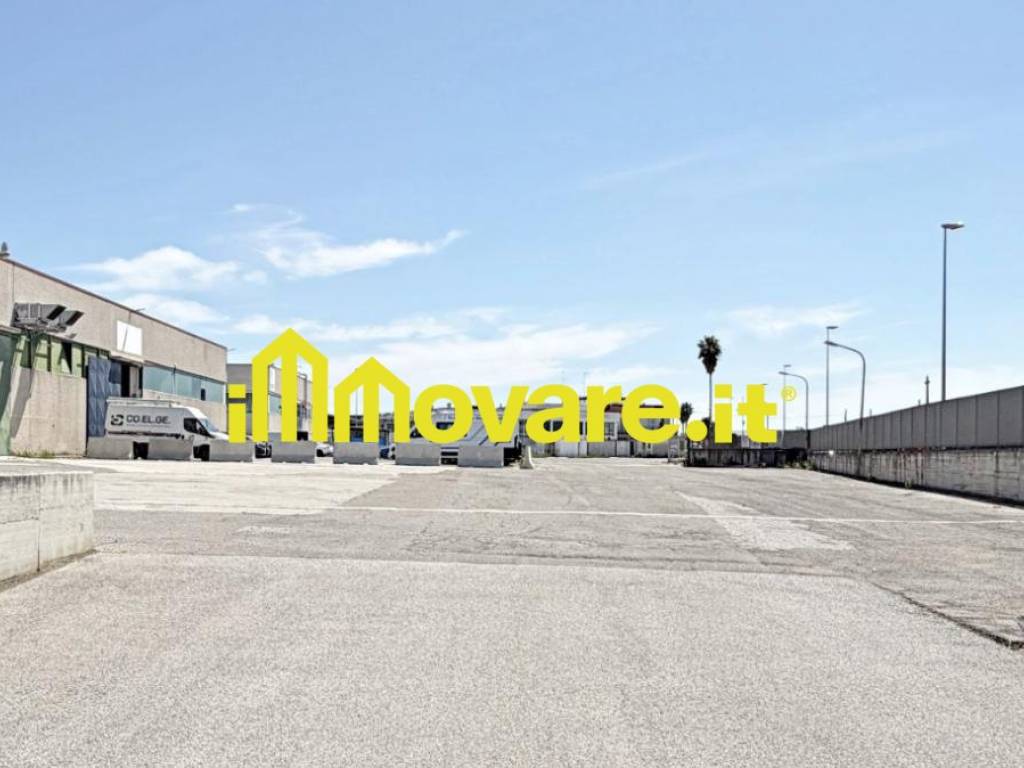 locale commerciale in vendita a Triggiano