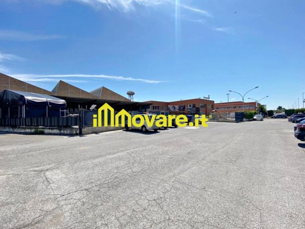 locale commerciale in vendita a Triggiano