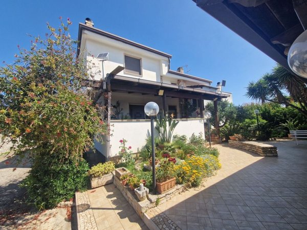 casa indipendente in vendita a Turi