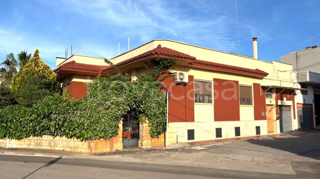 casa indipendente in vendita a Turi