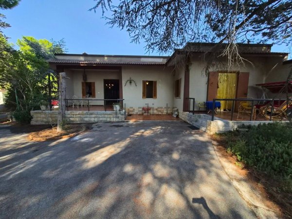 casa indipendente in vendita a Turi