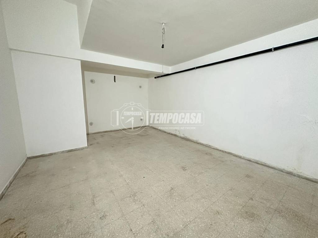 locale commerciale in vendita a Valenzano